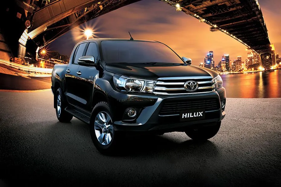 toyota-hilux-front-angle-low-view-422131